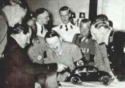Porsche presenta il modello a Hitler